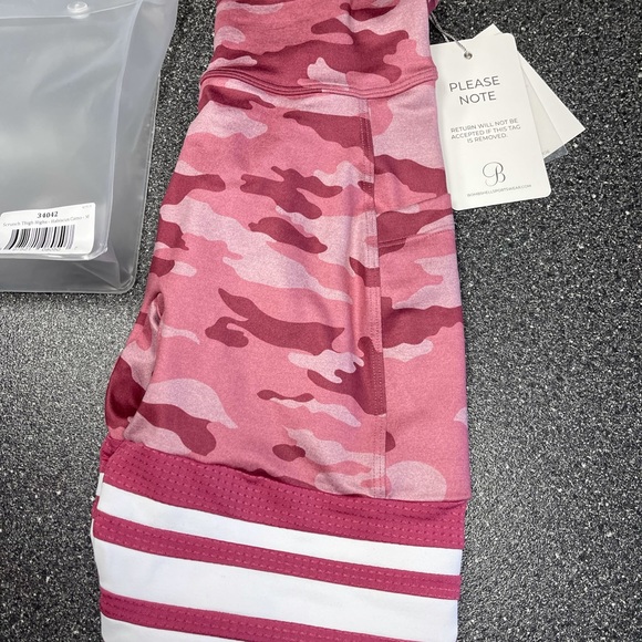 ❌Sold❌ Bombshell Sportswear leggings - Picture 4 of 8